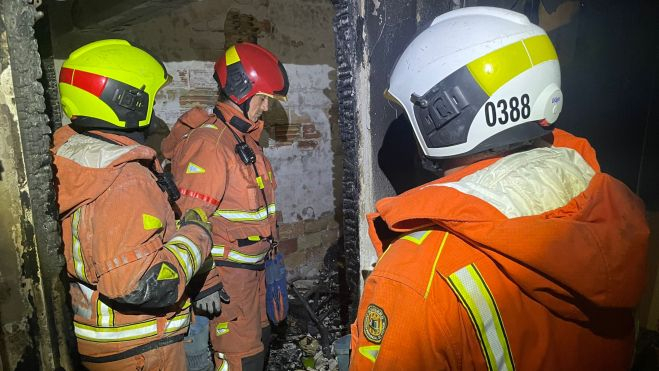 Archivo: Los bomberos trabajan en un incendio en un edificio de Torrent Archivo: Los bomberos trabajan en un incendio en un edificio de Torrent