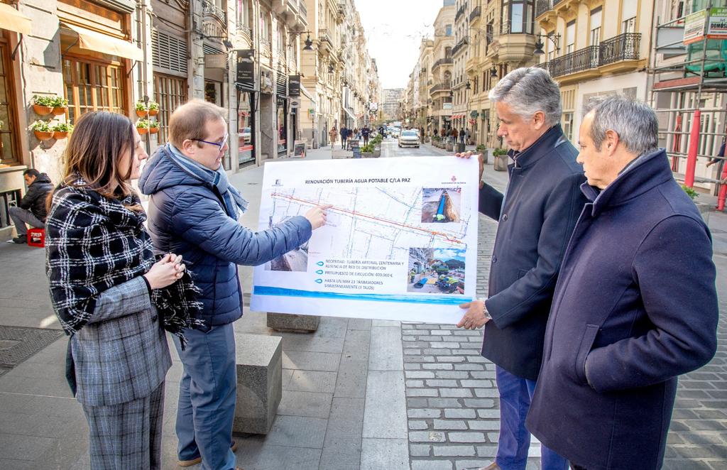 La concejala, Elisa Valía, visita la calle La Pau después de las obras