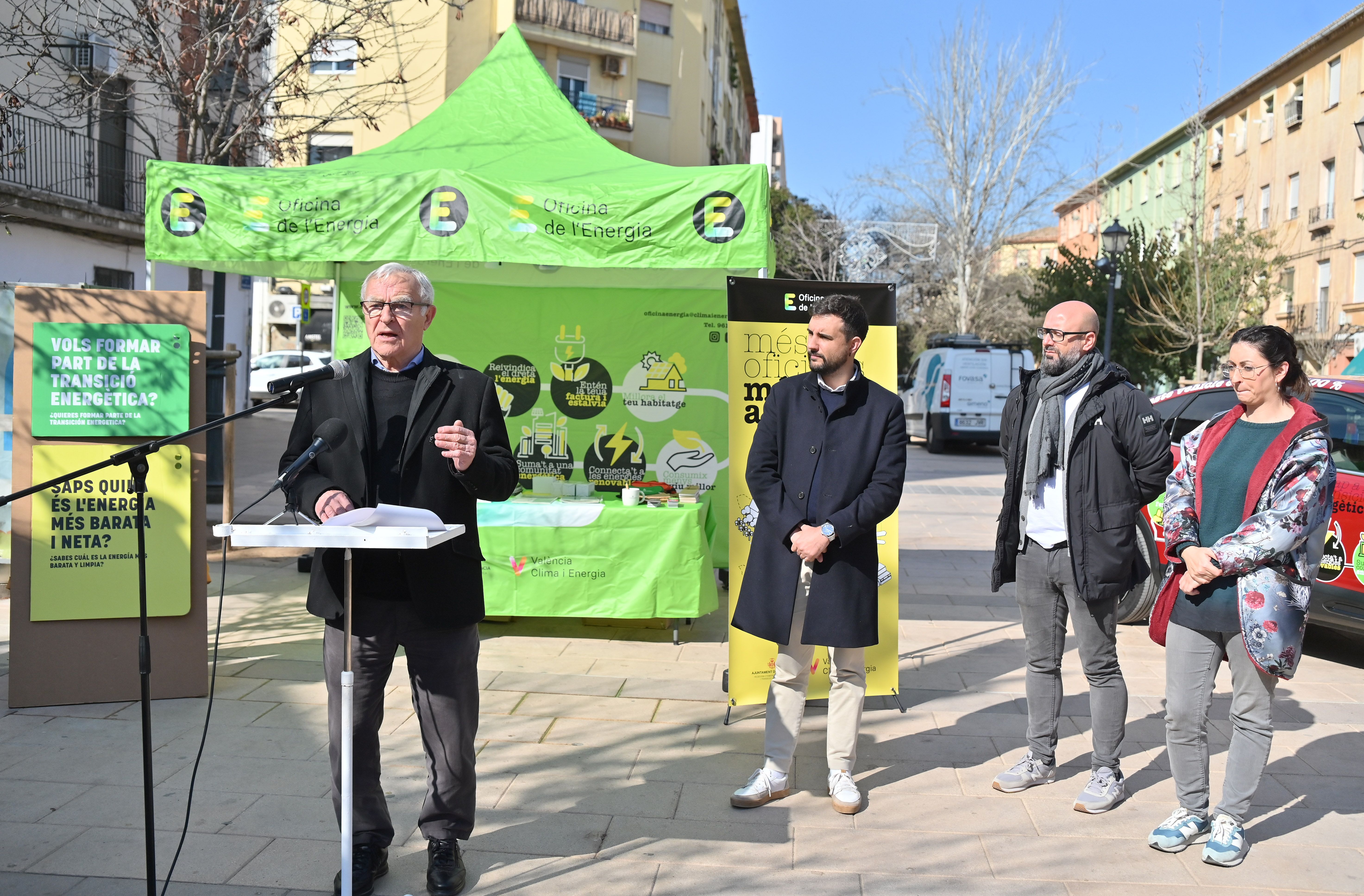 Joan Ribó en l'oficina de la energia itinerant