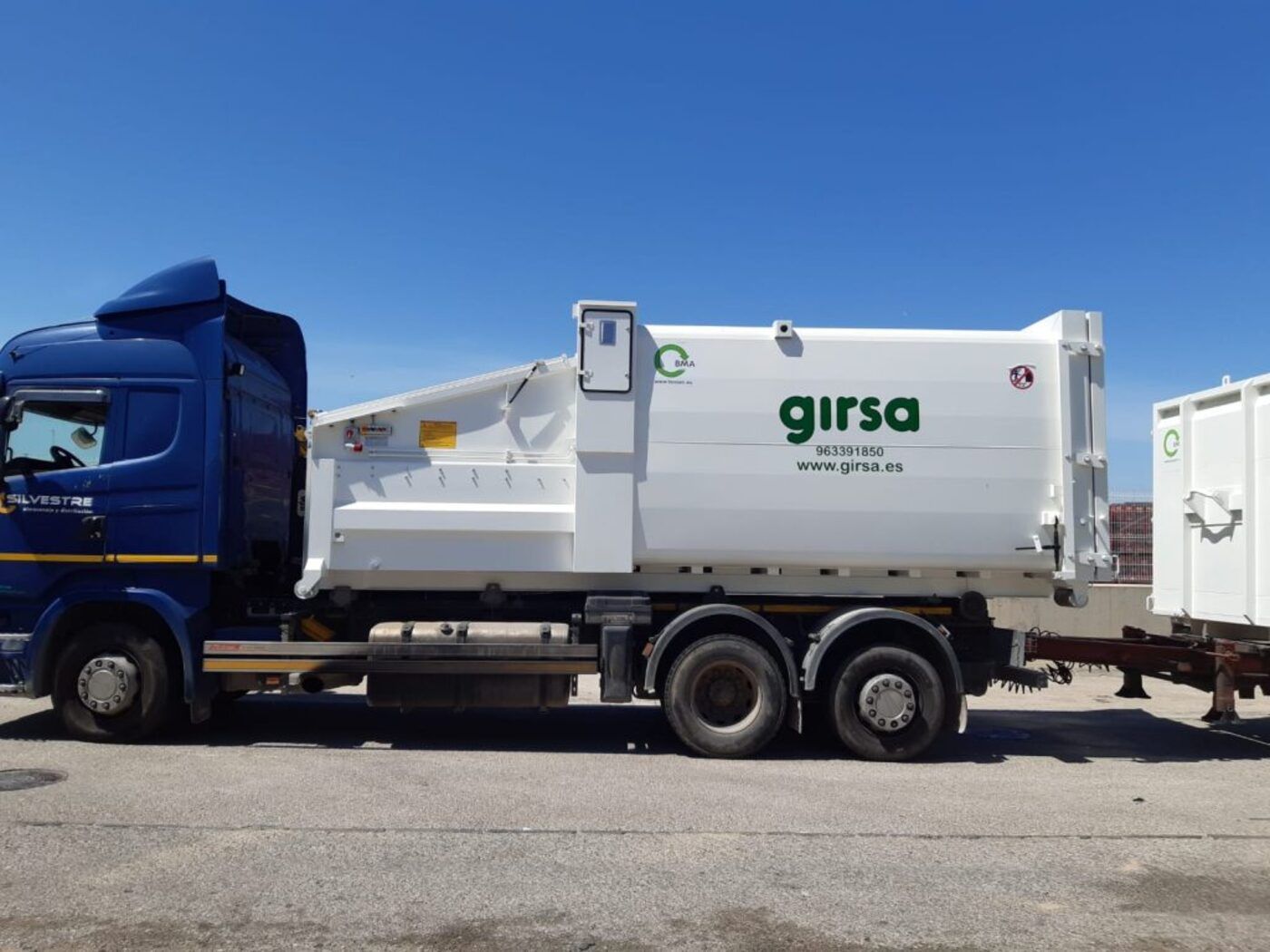 Un camión de la empresa Girsa