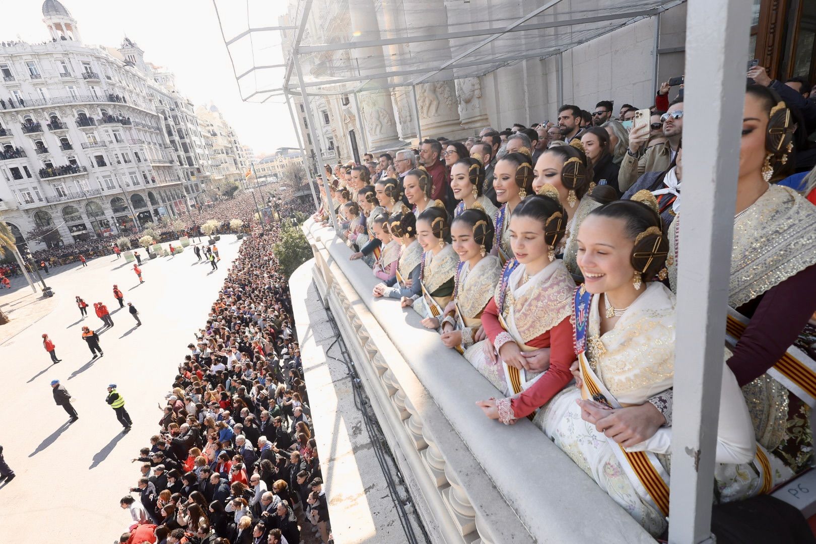 Las Falleras Mayores de València y sus cortes de honor, en una mascletá de las Fallas
