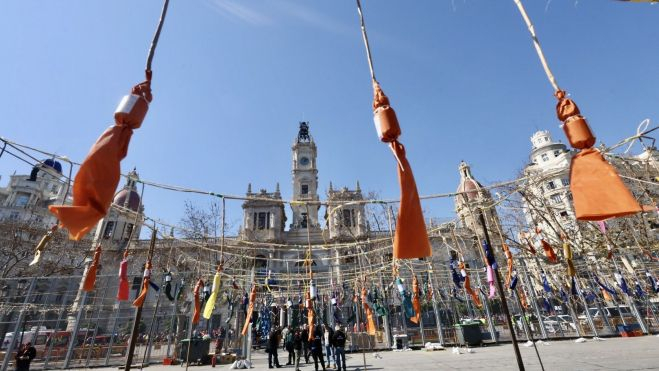 Mascletà de Fallas en la plaza del Ayuntamiento de València