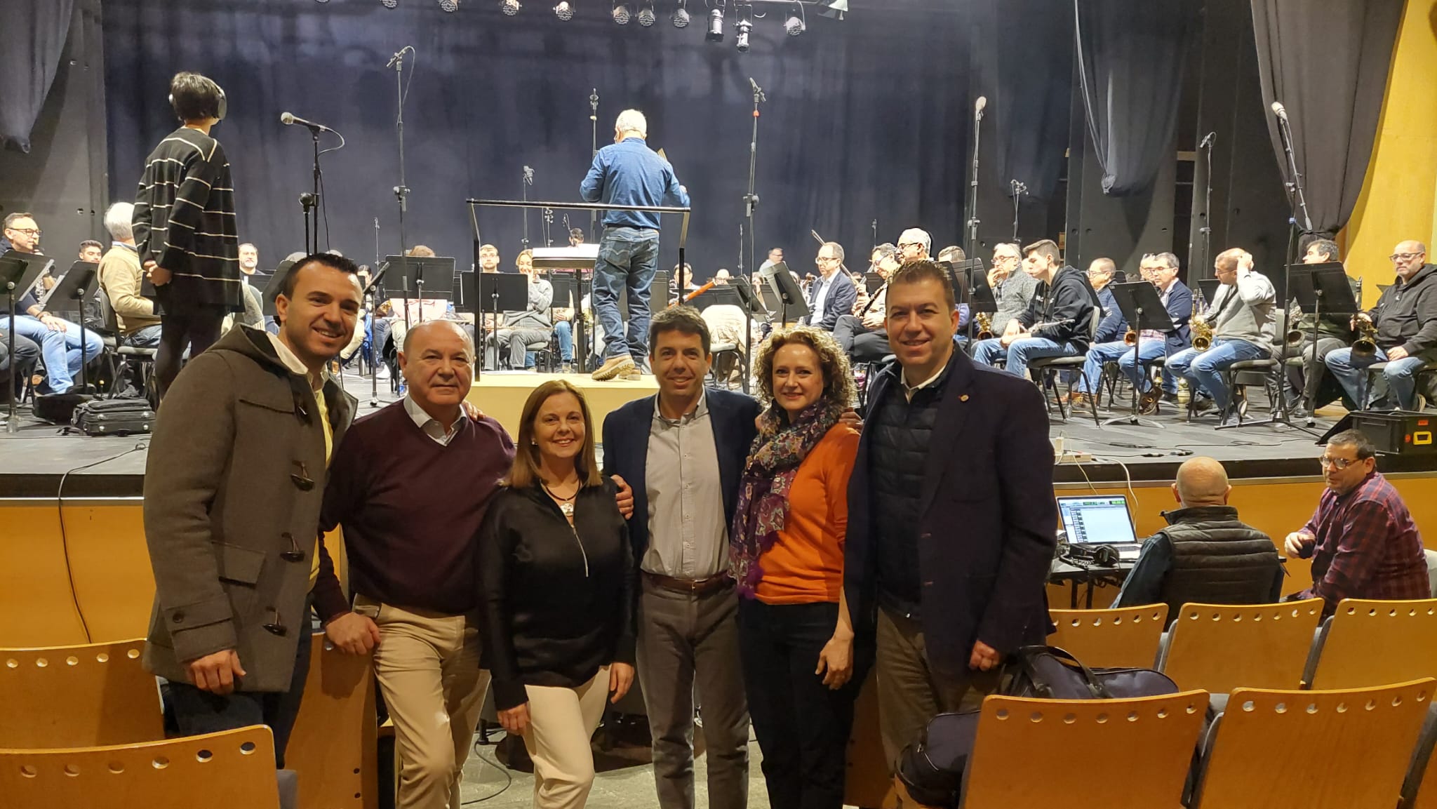 Mazón en l'assaig i gravació de l'himne del Partit Popular per 71 músics a Torrent