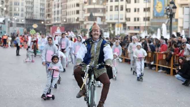 Cabalgata del Ninot 2023 a su paso por la plaza del Ayuntamiento (JCF) Cabalgata del Ninot 2023 a su paso por la plaza del Ayuntamiento (JCF)
