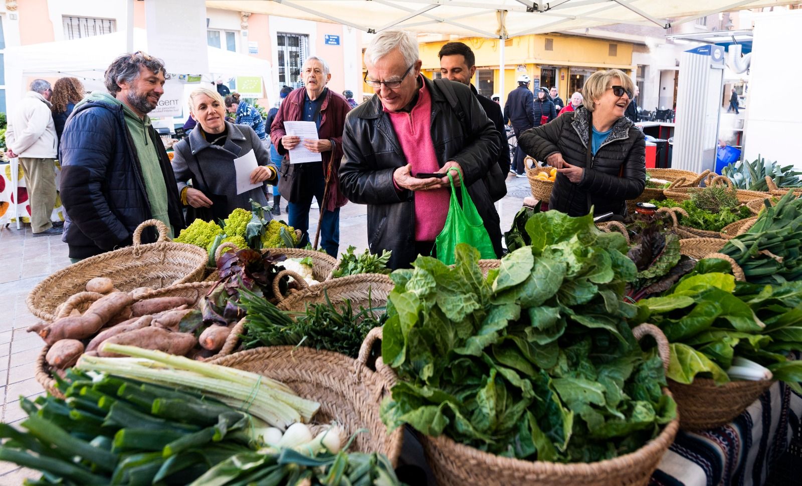 Joan Ribó comprando en un mercado de la huerta en Benimaclet