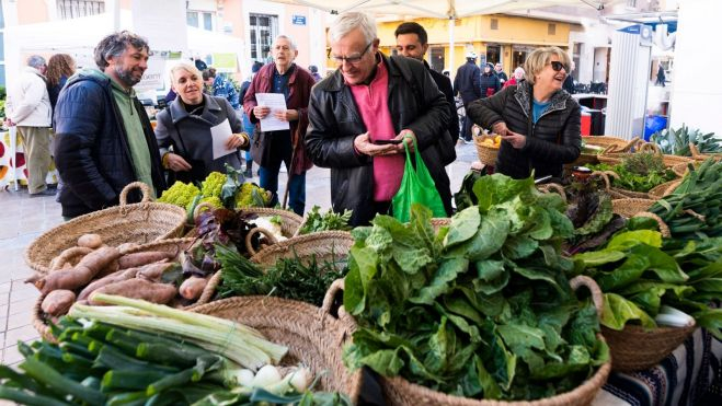 Joan Ribó comprant en un mercat de l'horta a Benimaclet