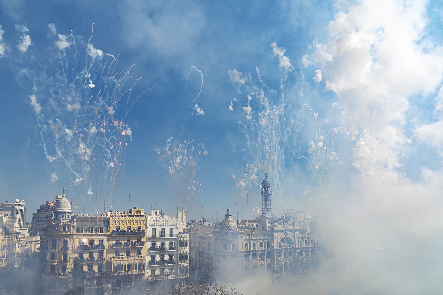 Una mascletà des de la plaça de l'Ajuntament de València. Imatge: Xisco Navarro