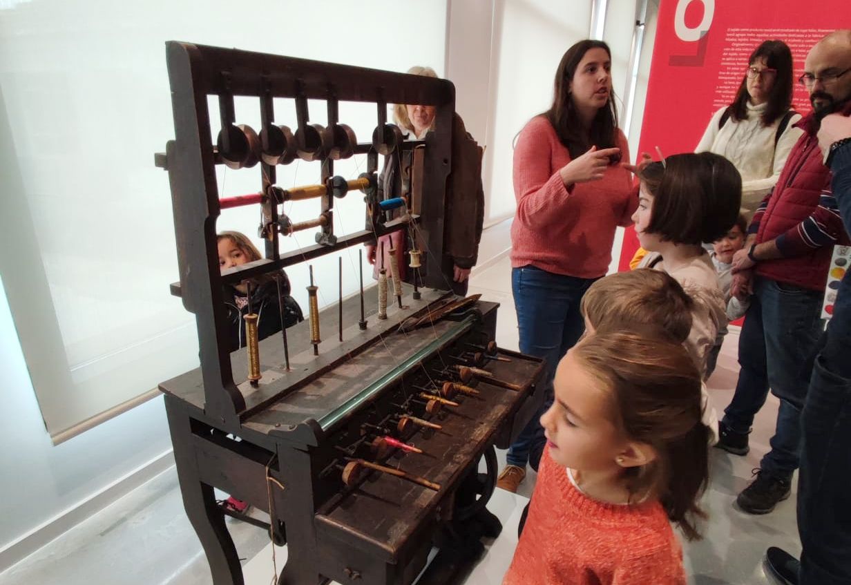 Xiquetes i xiquets en la primera sessió de "Museus en Família" d'Ontinyent
