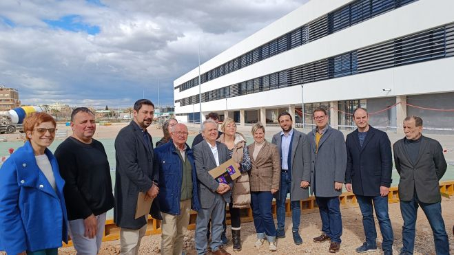 Visita de la consellera d'Educació, Raquel Tamarit; Víctor García i representants municipals al IES Número 5 de Sagunt