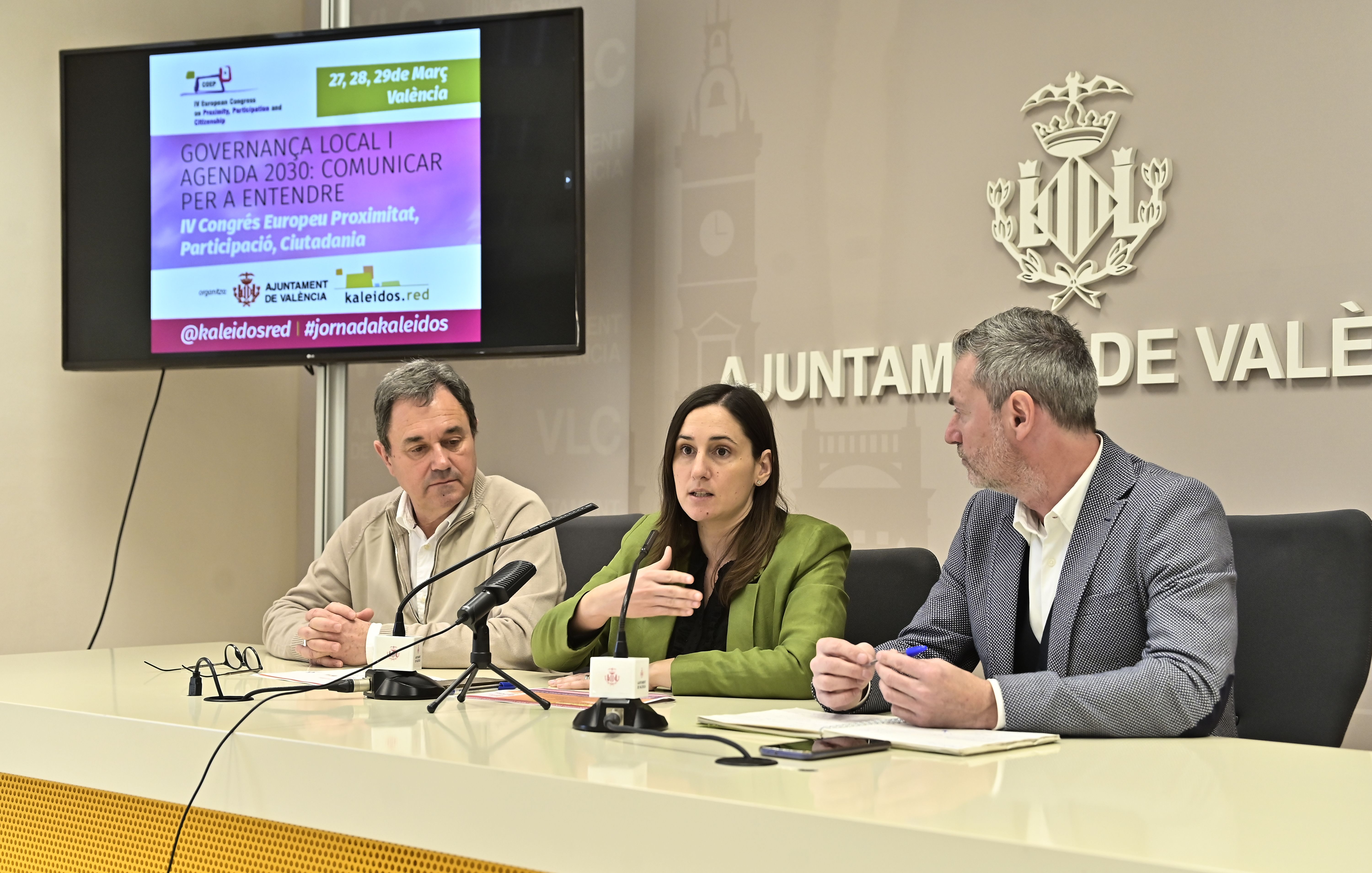 Elisa Valía, concejala de Participación Ciudadana y Acción Vecinal, junto con José Ángel Carcelén Luján, concejal de Sant Boi de Llobregat, y el gerente de la Fundación Kaleidos.red, José Ramń Sobrón