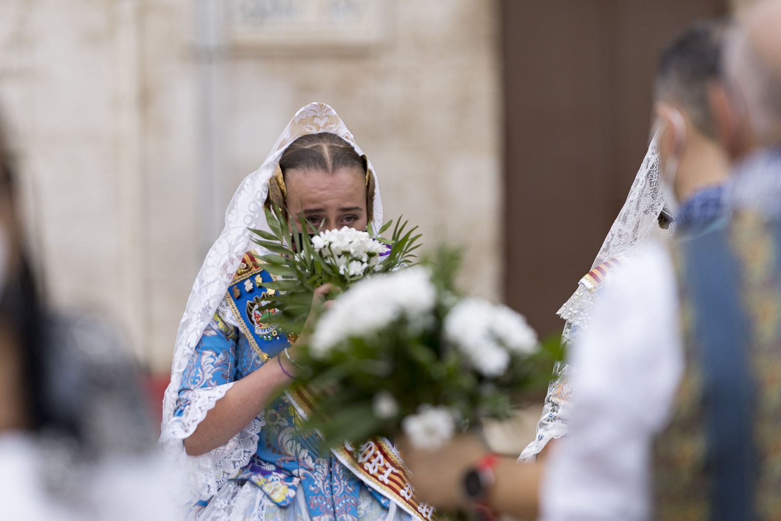 Una fallera en la Ofrenda de València / Foto: Xisco Navarro