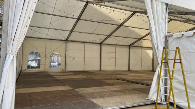 Interior de la carpa de la Falla plaza Pintor Segrelles