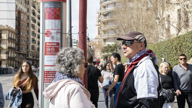 Gente con el pañuelo de fallas. Imatge de Xisco Navarro