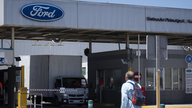 Logo de Ford en la entrada de la fábrica de Almussafes