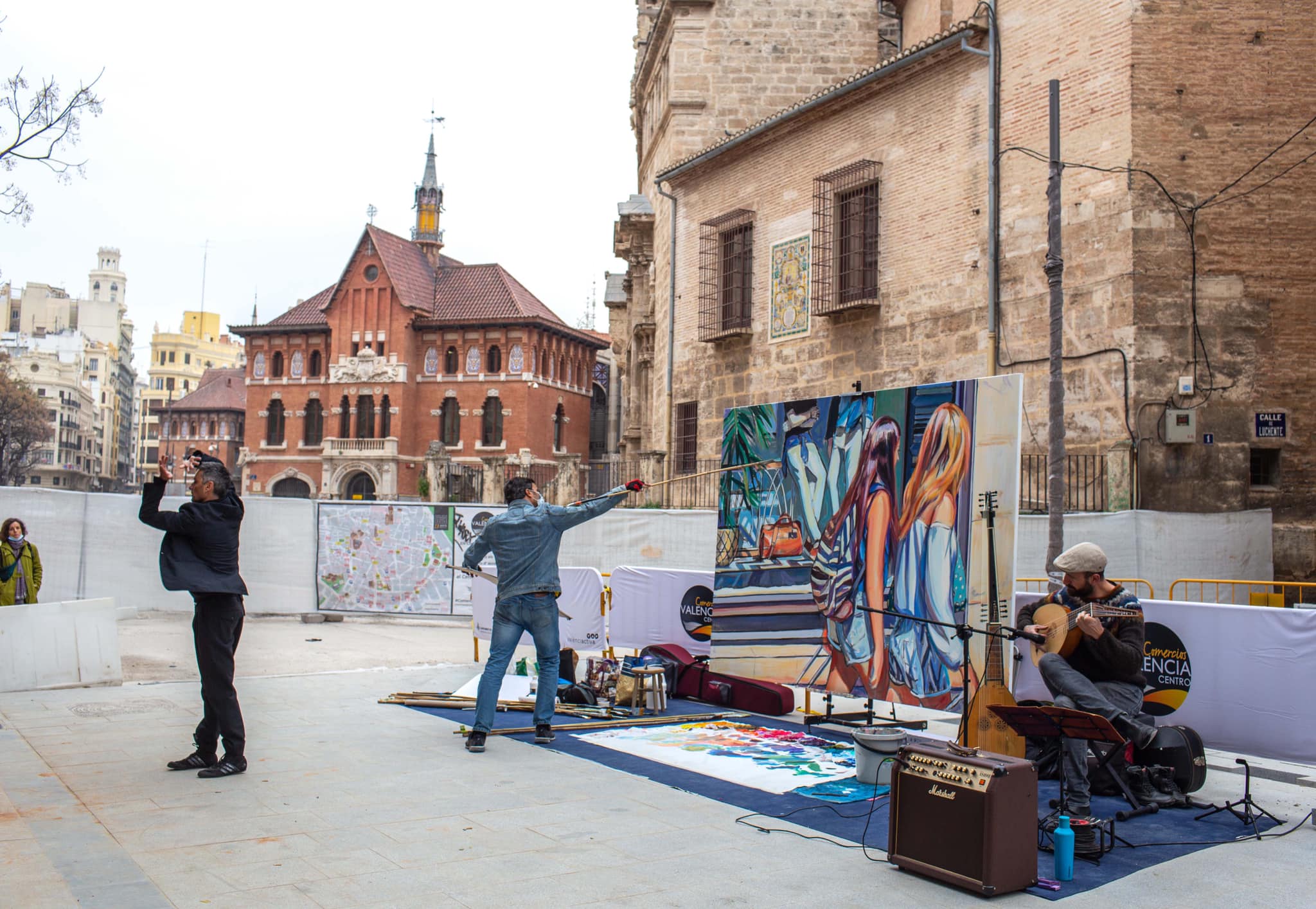 L'artista valencià Luis Lonjedo pintant en una de les seues obres anteriors