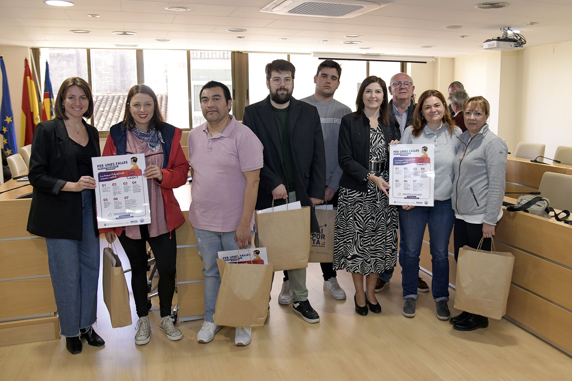  Imatge dels representants de les comisions falleres de Paiporta al costat de l'alcaldessa, Maribel Albalat