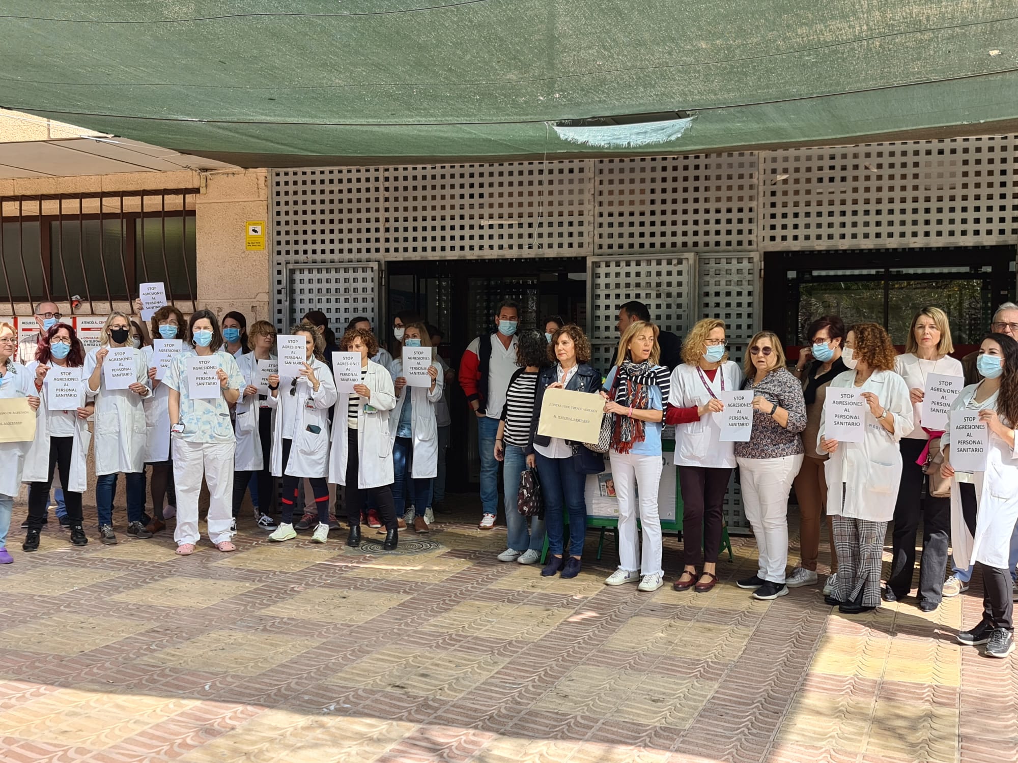 Concentración en el centro de salud ubicado en la plaza Clot de Joan en Paterna