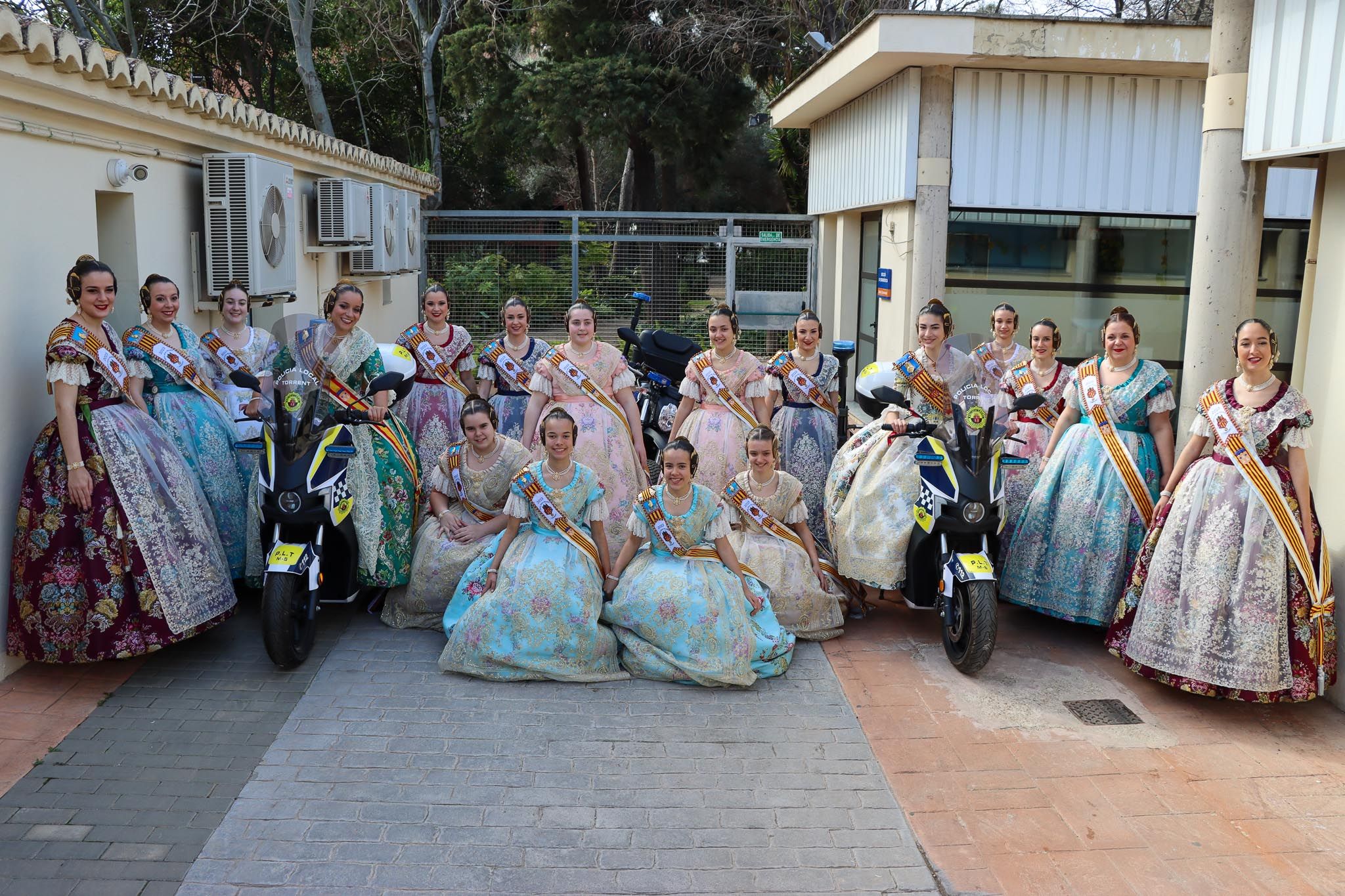 Falleras de Torrent en las dependencias de la Policía Nacional
