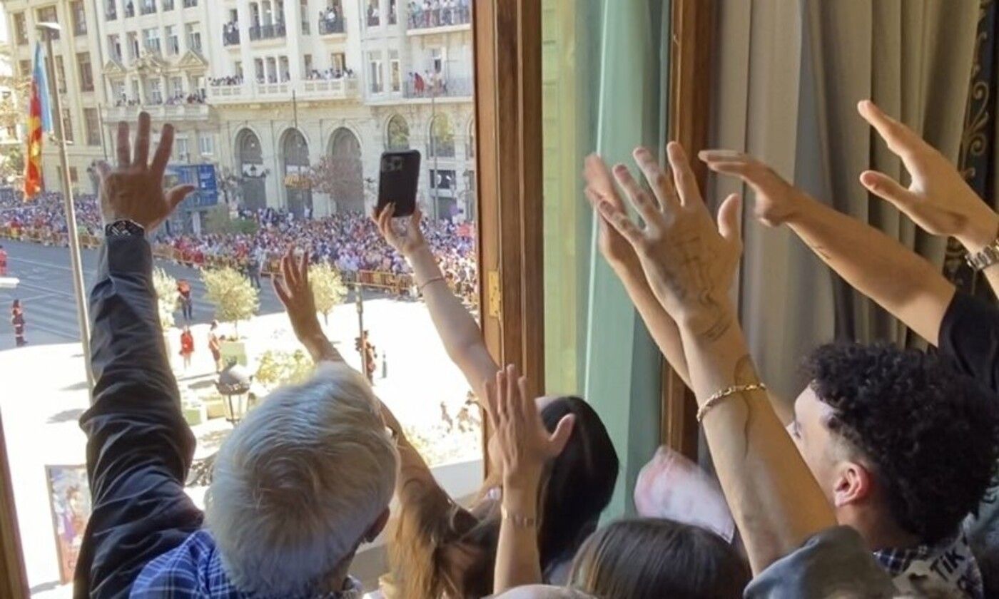 El alcalde de València, Joan Ribó, se hace un 'selfie' con influencers invitados a una mascletà de las Fallas 2023