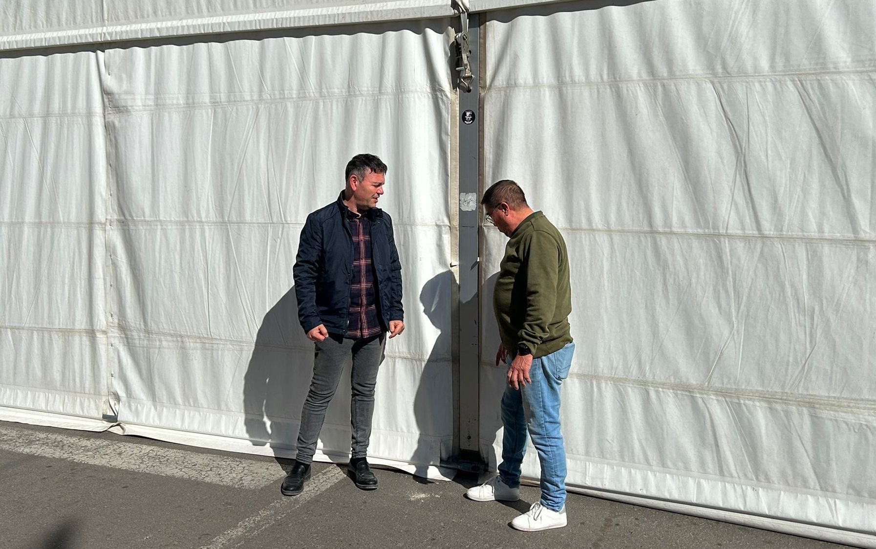 Jesús Monzó, alcalde de Catarroja, en la seua visita a les carpes falleres