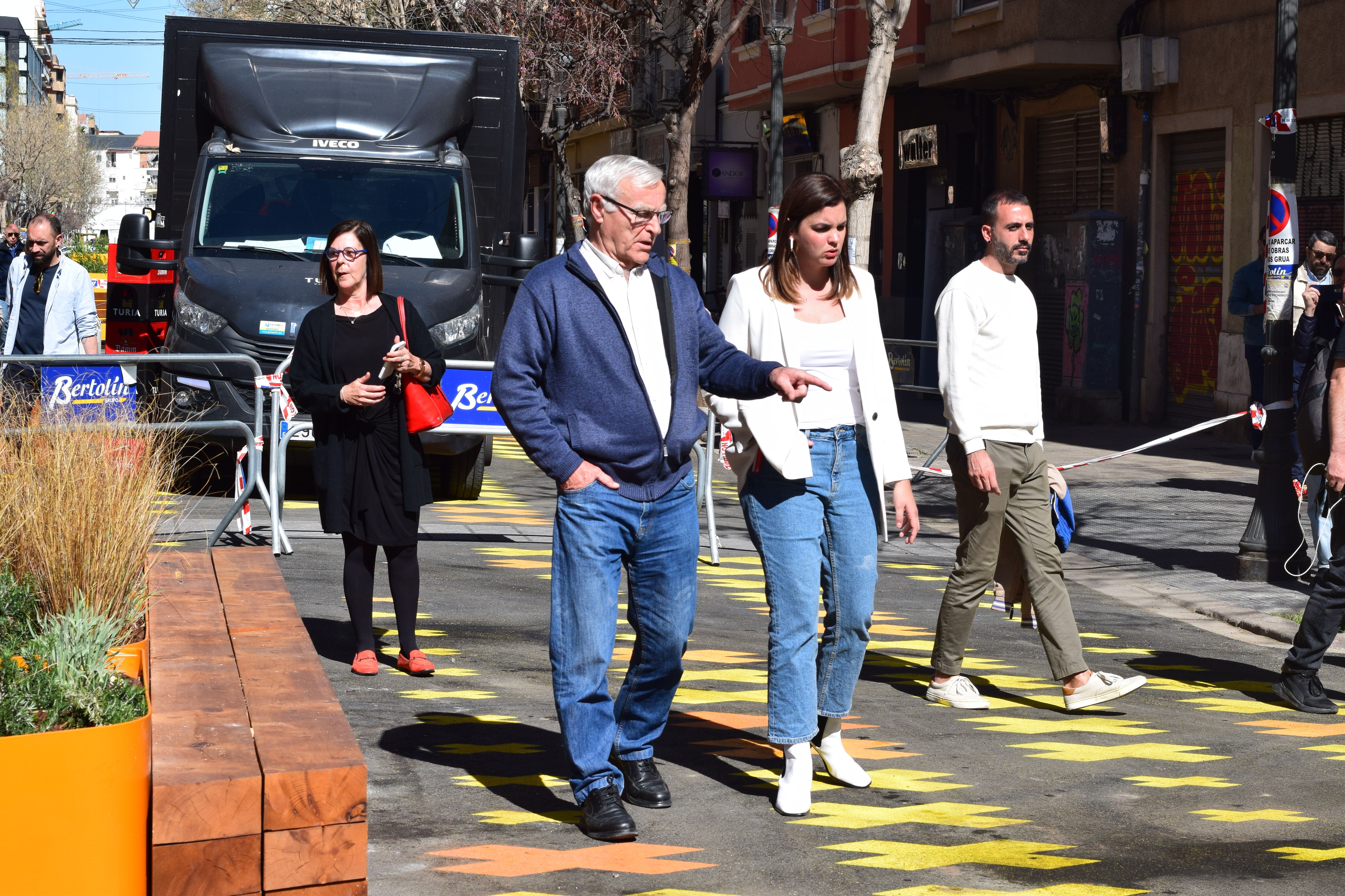 Imagen del alcalde, Joan Ribó, junto a la vicealcaldesa, Sandra Gómez, en la 'supermanzana' del barrio de La Petxina