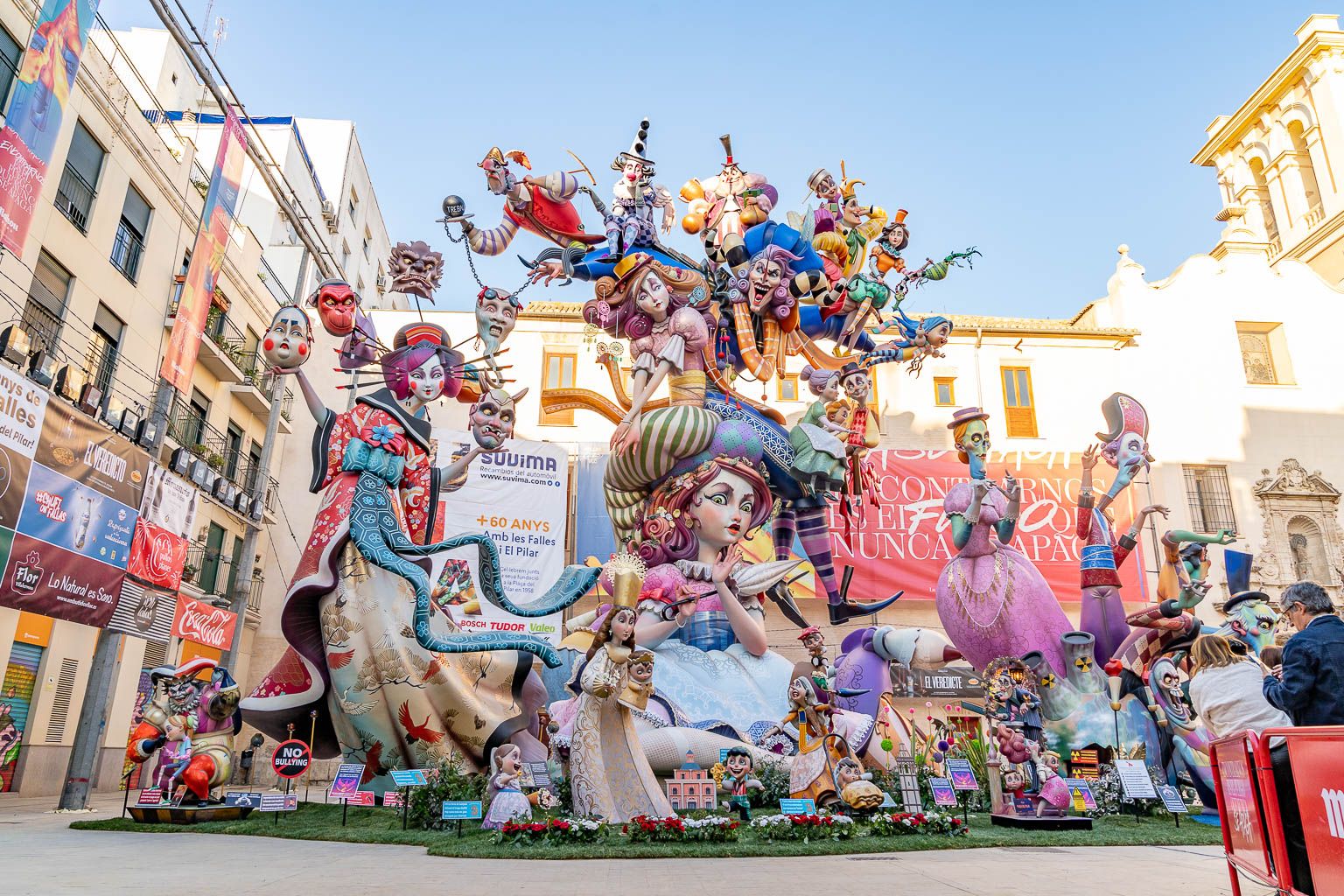 La Falla Plaza del Pilar, un impactante homenaje al paso del tiempo en