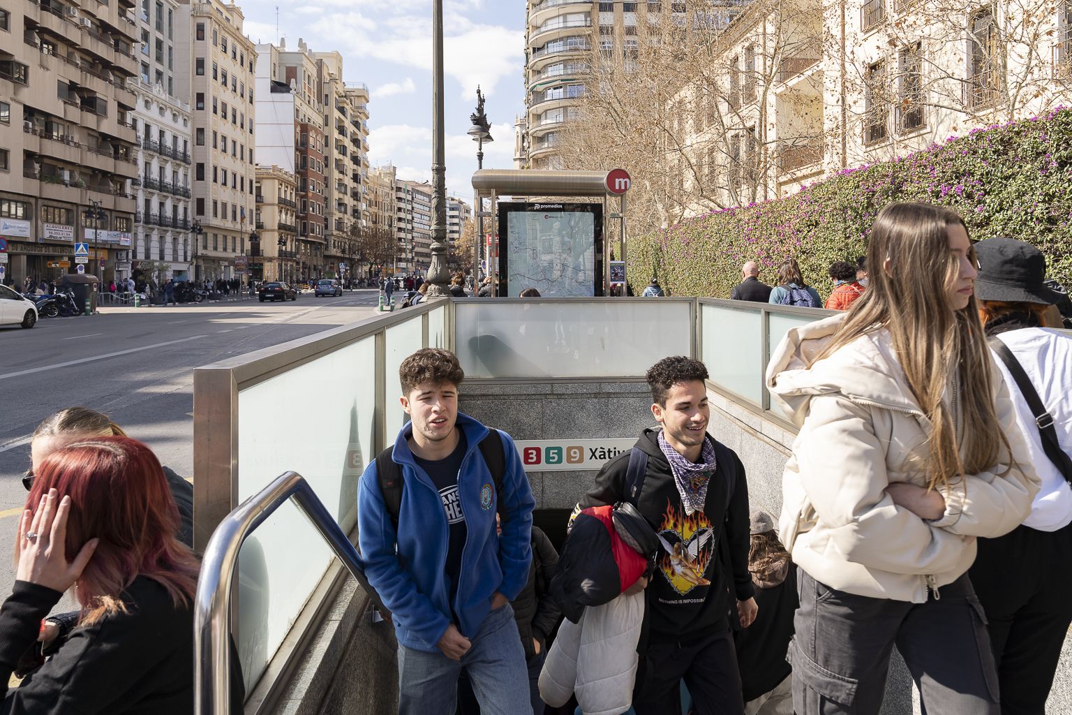 Dos jóvenes salen de una parada de Metrovalencia en Fallas. Imagen de Xisco Navarro