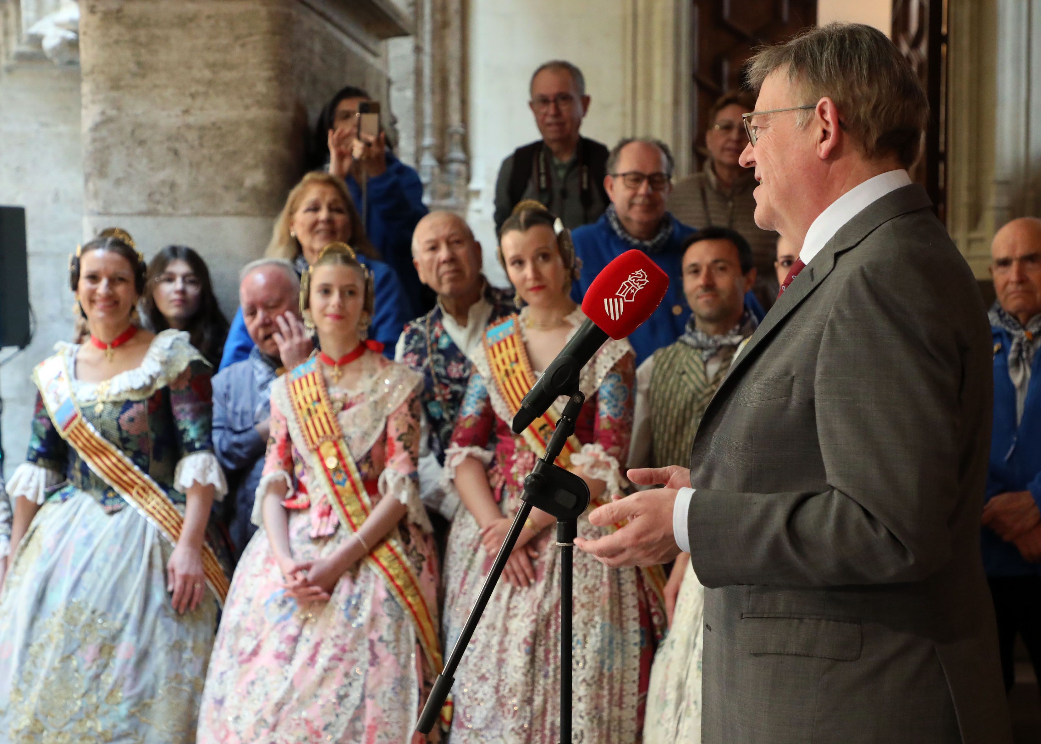 Ximo Puig, president de la Generalitat, con los representantes de los centros Cevex
