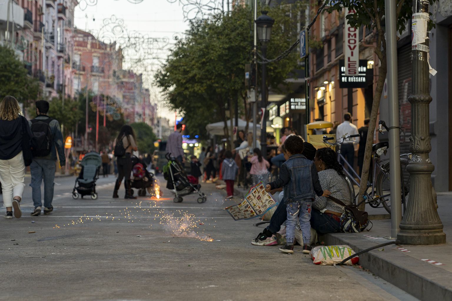 Unos niños tiran petardos en una calle de València. Imagen de Xisco Navarro