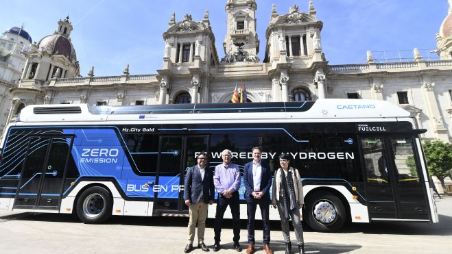 Joan Ribó, Giuseppe Grezzi i Marta Serrano al costat de l'autobús propulsat per hidrogen verd