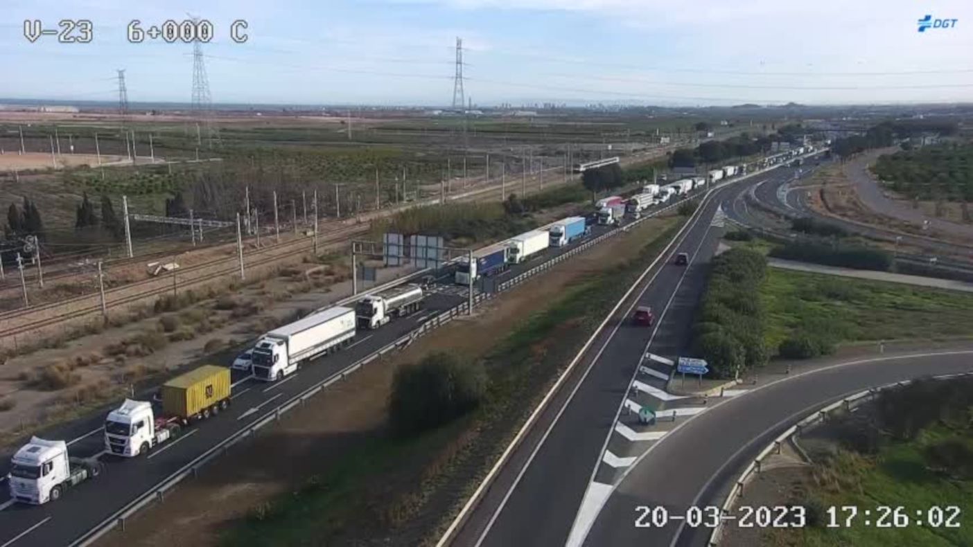 Colas kilométricas tras el corte de la autovía Mudéjar por el accidente de un camión