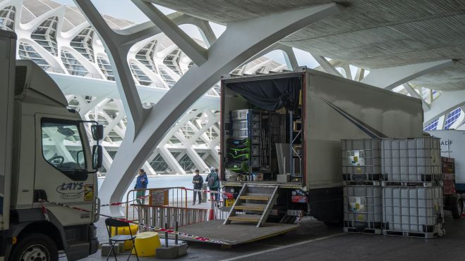 Parte del material en un camión durante el rodaje de la nueva entrega de ‘Star Wars’ en la Ciudad de las Artes de València. Imagen de Jorge Gil