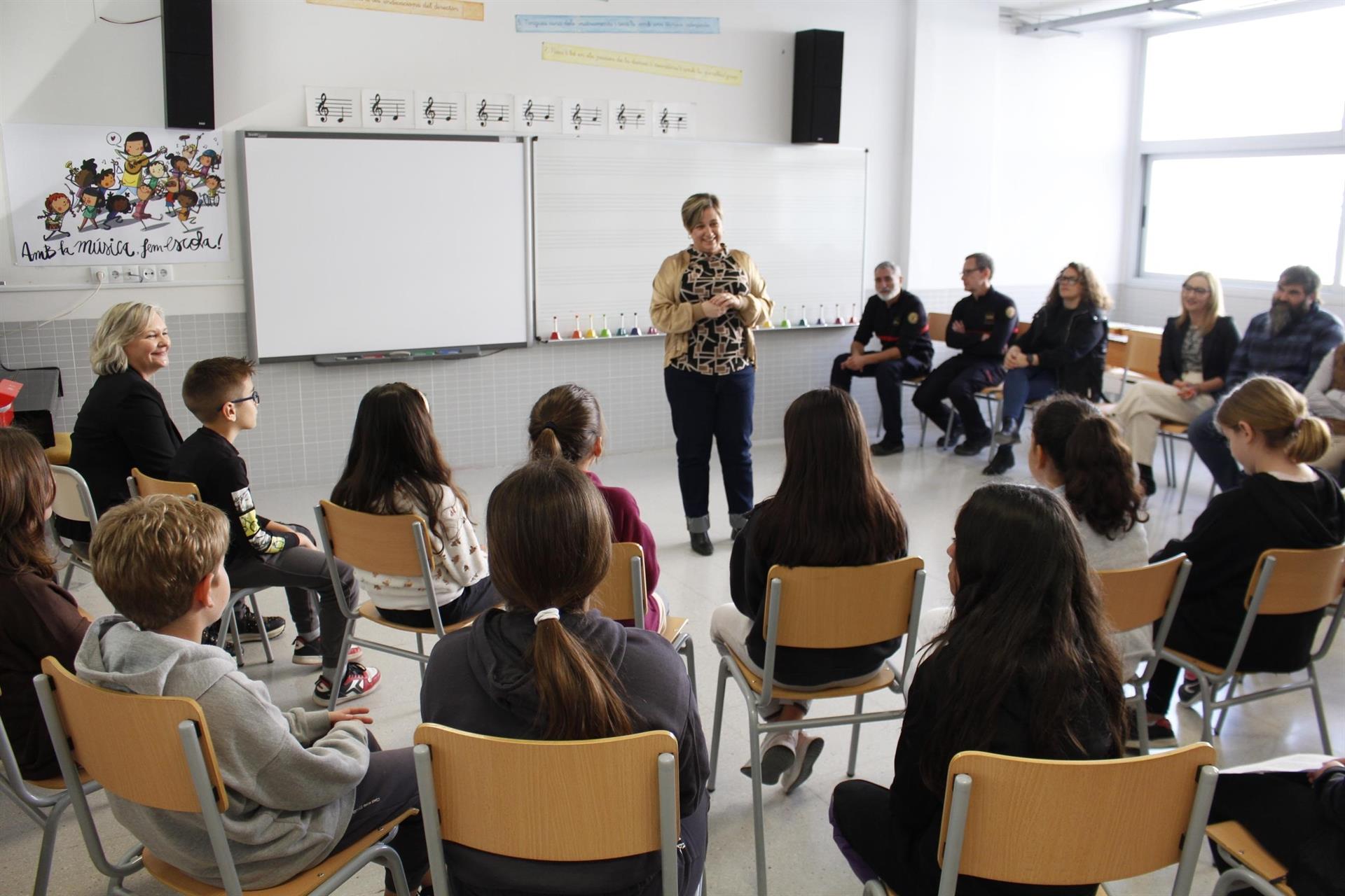 Raquel Tamarit visita un centre educatiu a Gandia per a presentar el material del projecte 'Bombers a l'Escola'