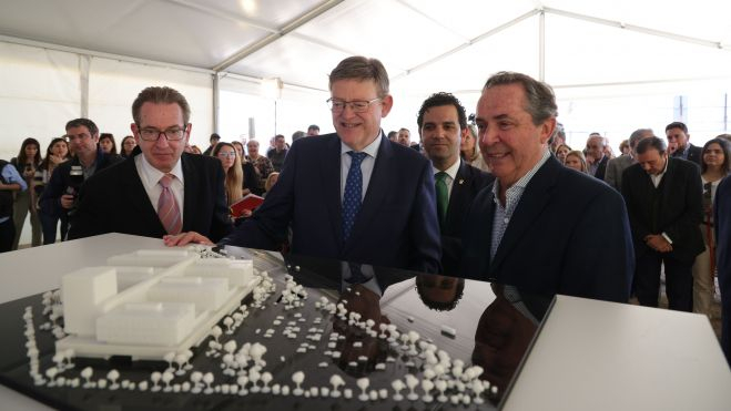El president Ximo Puig, ante la maqueta del nuevo hospital Arnau de Vilanova