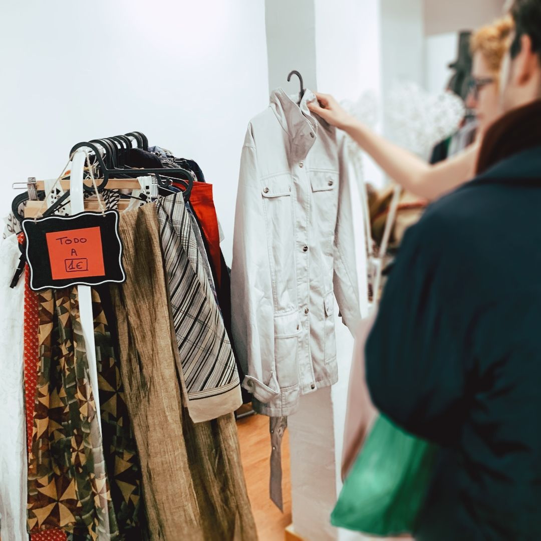 Dues persones al Flea Market de tot a un euro de València. Imatge: Facebook El Flea market de València