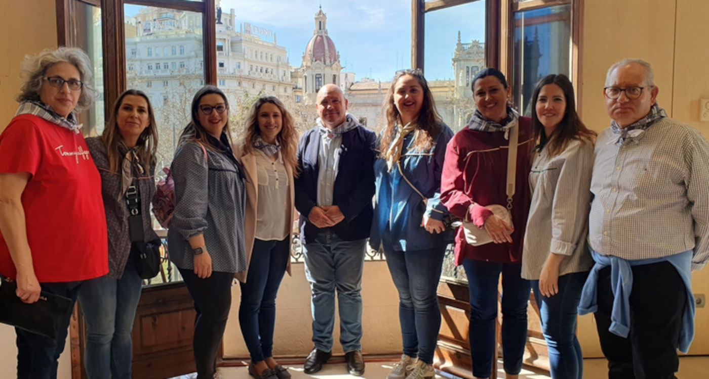 Representantes de las comisiones falleras de Turís en las Fallas de València 2023