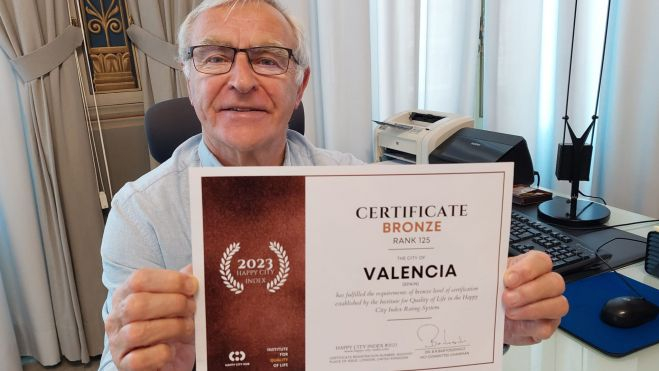 El alcalde de València, Joan Ribó, muestra el certificado de bronce otorgado a la ciudad