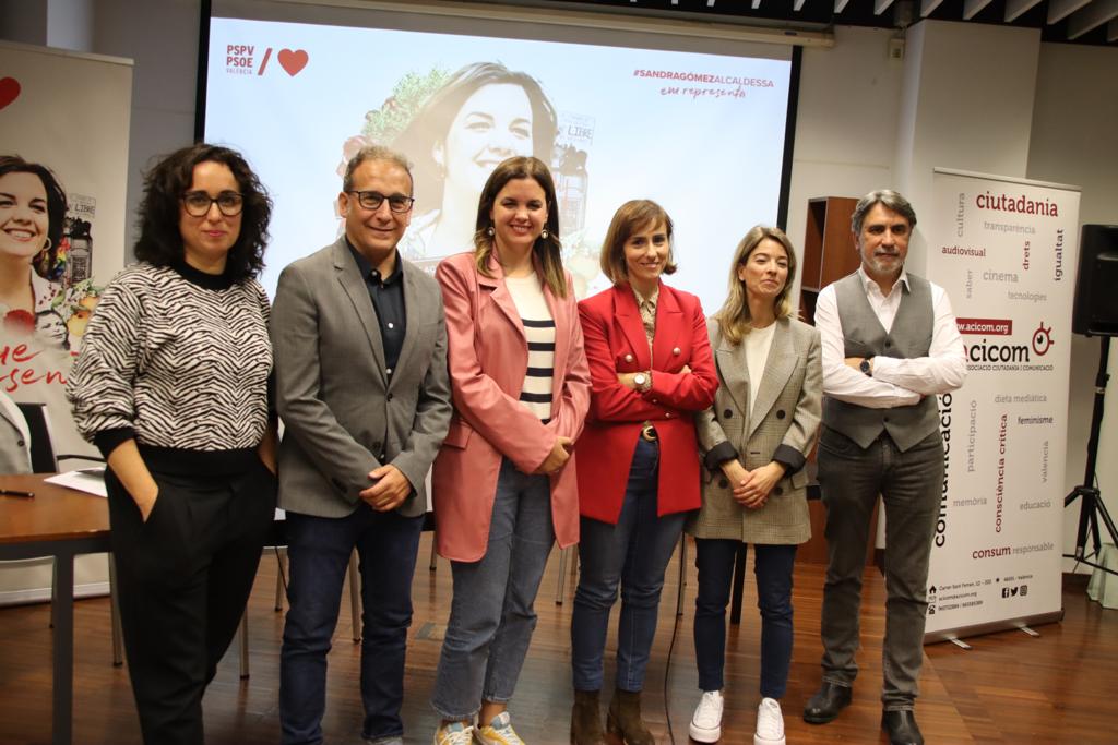 Sandra Gómez amb els periodistes en la presentació de la proposta.