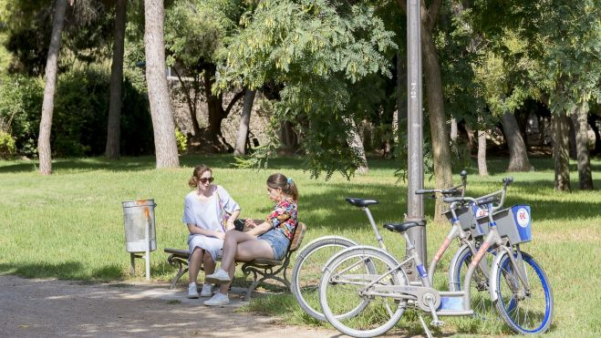 Dos mujeres descansan en un parque de València. Imagen de Xisco Navarro