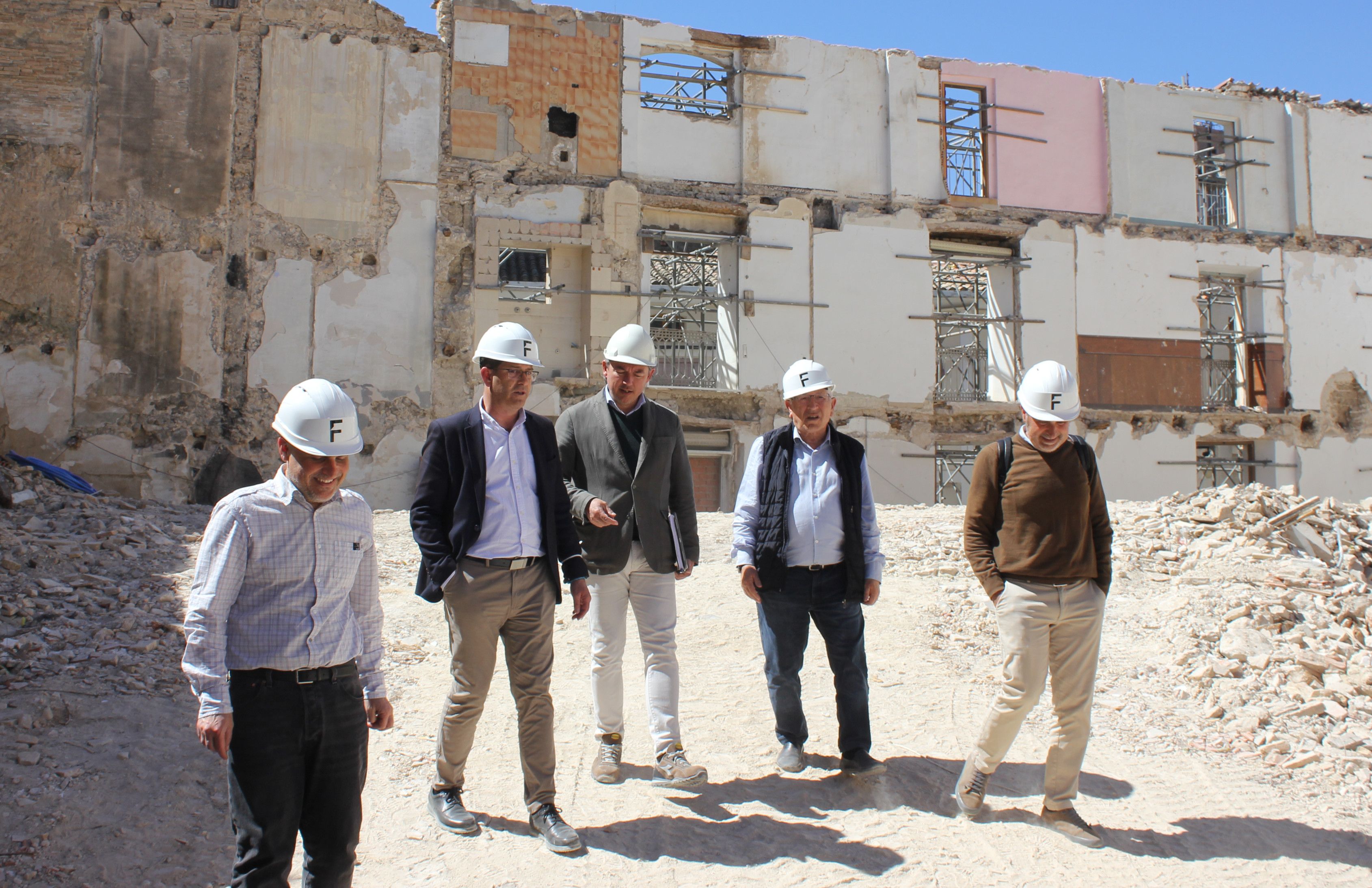 Jorge Rodríguez, acompanyat dels regidors Óscar Borrell (Territori), José Rafael Sanchis (Majors Actius) i Jordi Vallés (Joventut), visitava aquest dilluns les obres de l'edifici del carrer Delme