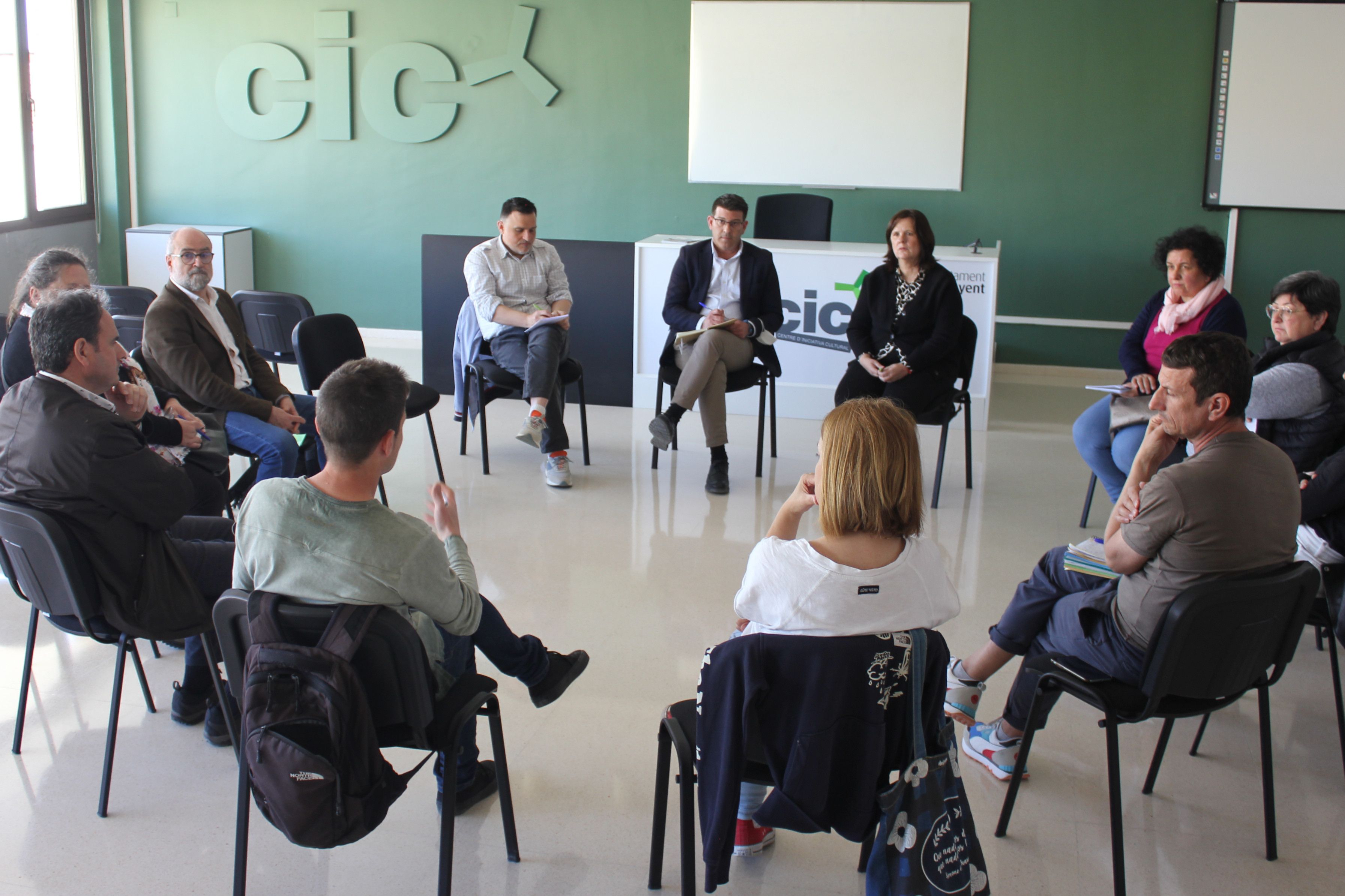 Jorge Rodríguez se reúne con representantes vecinales y de los centros educativos de Sant Rafel