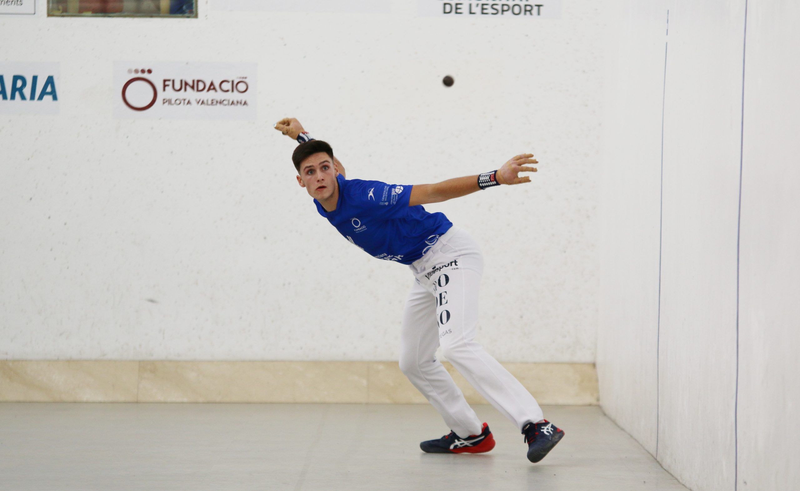 Mario Casades, jugador de Riba-roja, en una partida al trinquet Pelayo. - Funpival