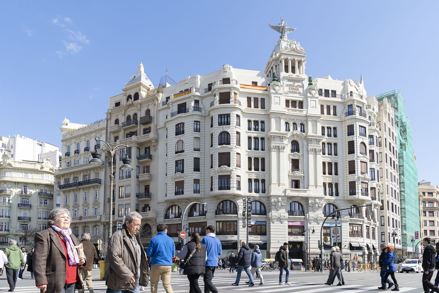 Gent caminant pel carrer de València / Foto: Xisco Navarro