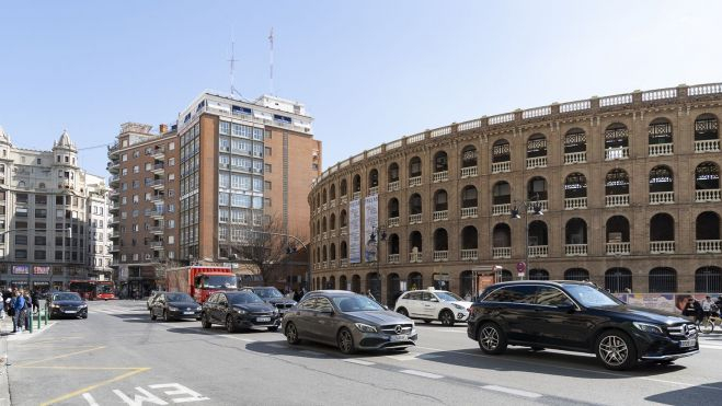 Cotxes circulant pel centre de València. Imatge: Xisco Navarro