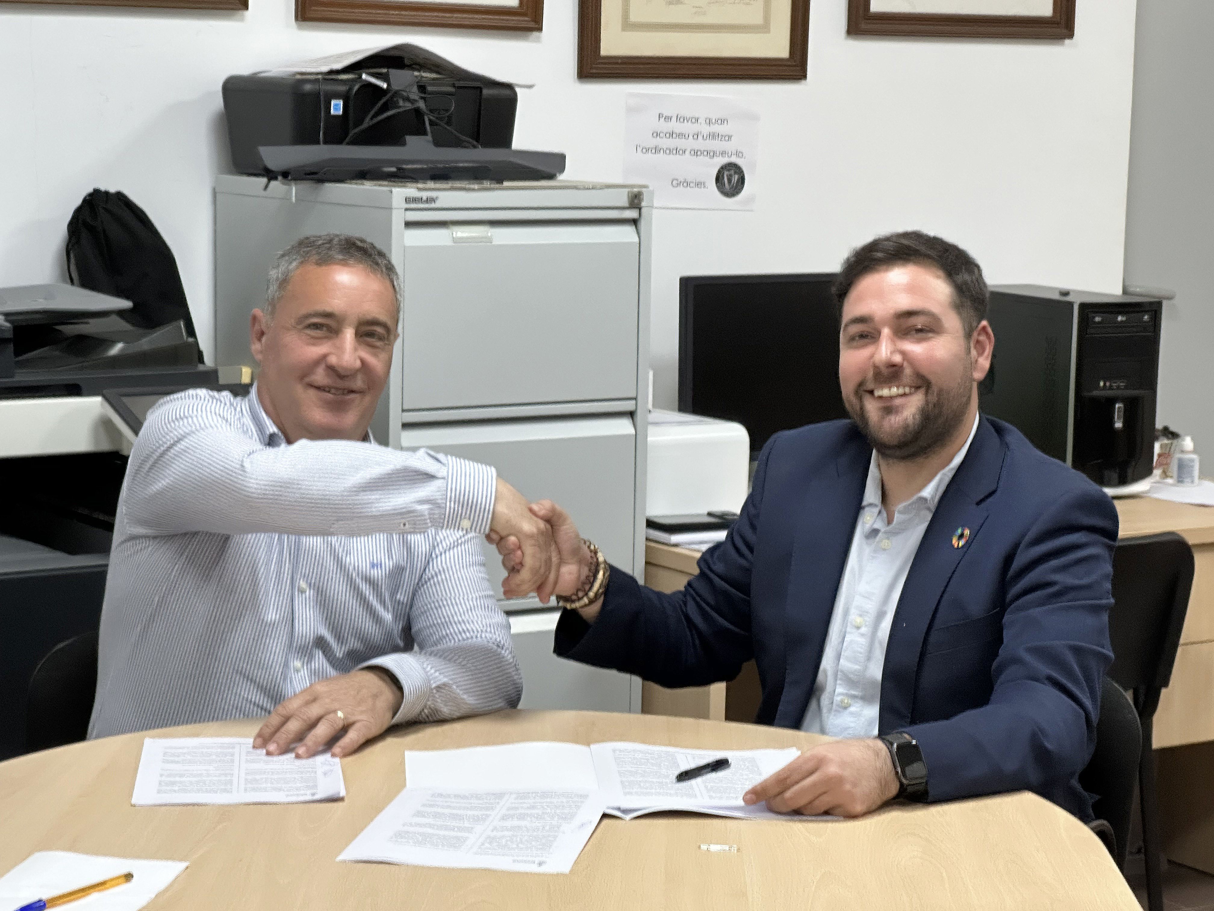 Imatge de les personalitats implicades signant el conveni