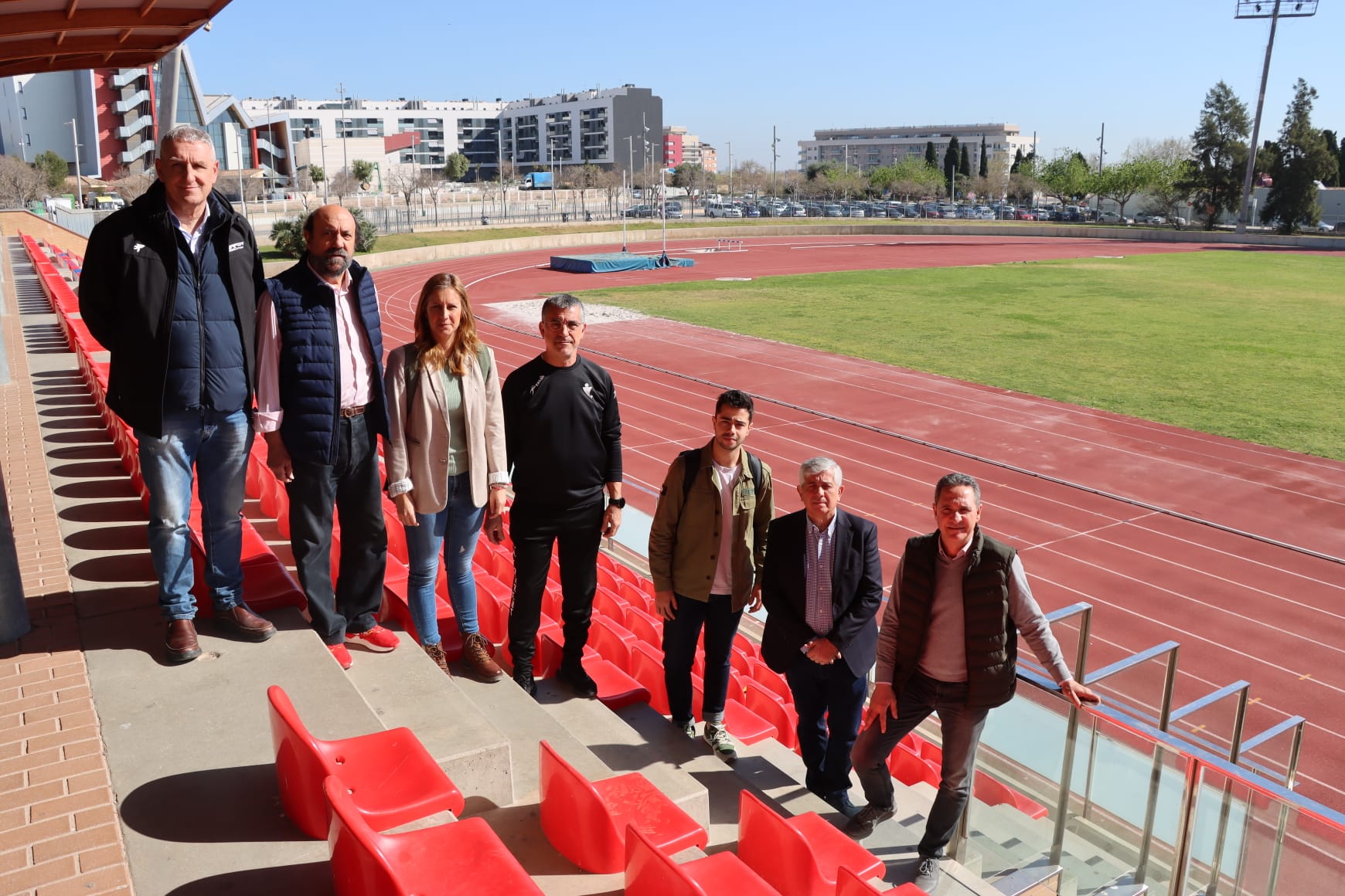Visita de la comitiva de la RFEA, FACV y Club de Atletismo de Torrent en la Ciudad del Deporte de Torrent