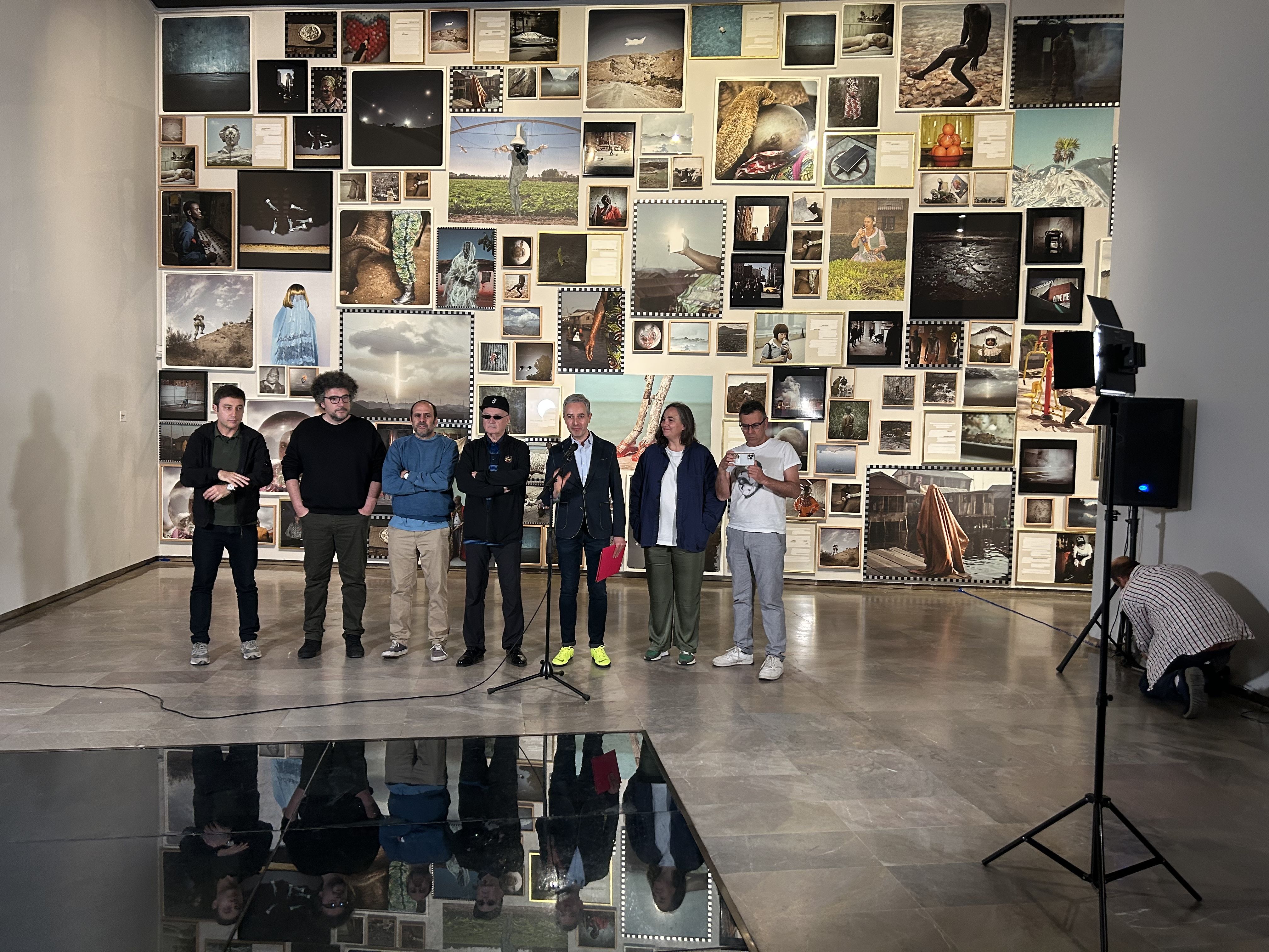 Sema D'Acosta, Pablo Brezo, Ricardo Cases, Miguel Trillo, el director del Centre del Carme, José Luis Pérez Pont, Cristina de Middel y Rafael Doctor en la inauguración fotográfica en el CCCC