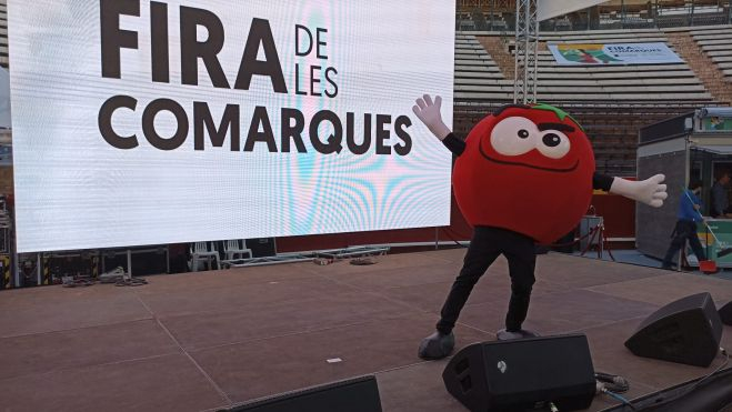 Tico, la mascota de la Tomatina de Buñol en la Fira de les Comarques