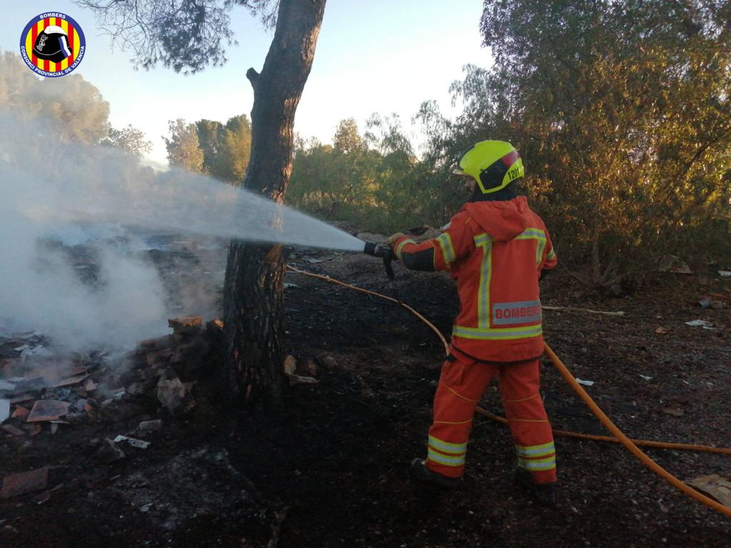 Un bombero trabaja en la extinción del incendio de vegetación de Lliria