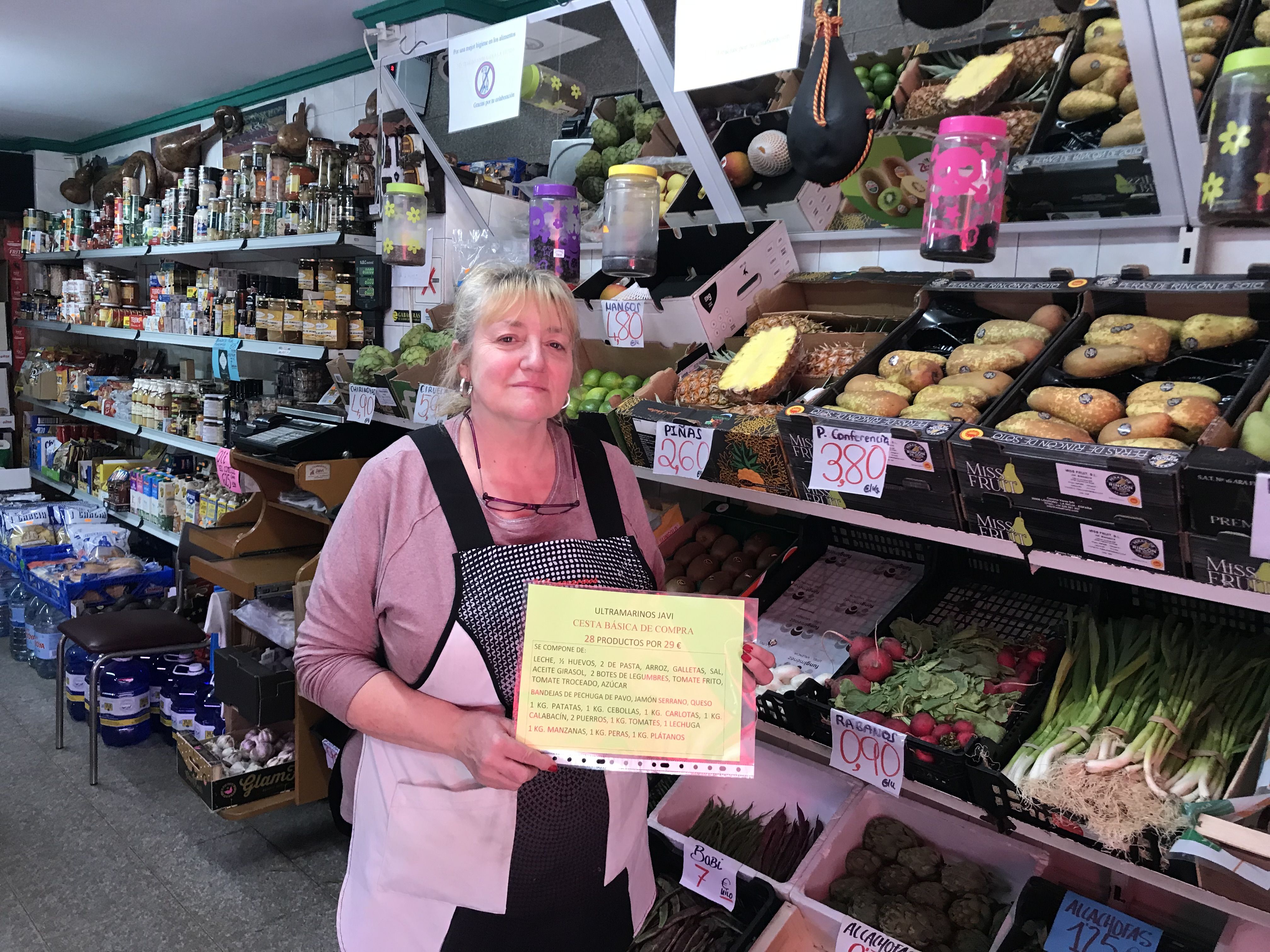 Maite Navarro en su tienda de ultramarinos. Imagen de César Descalzo